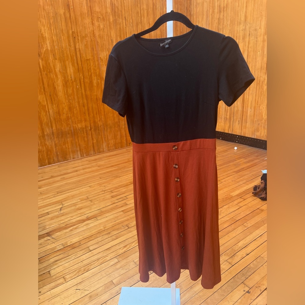 Black Red Buttoned Vintage Styled Midi Dress Short Sleeve Crew Neck